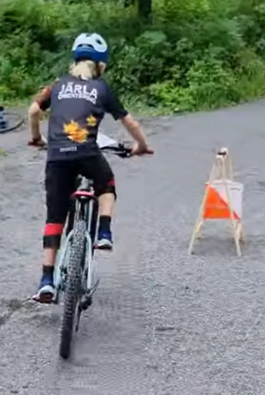 En cyklist från Järla i Stockholm passerar kontroll i full fart